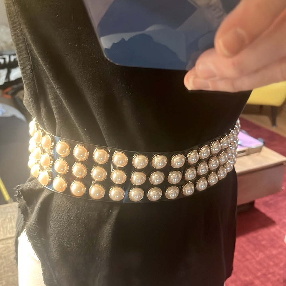 Clear belt w/lg pearly studs